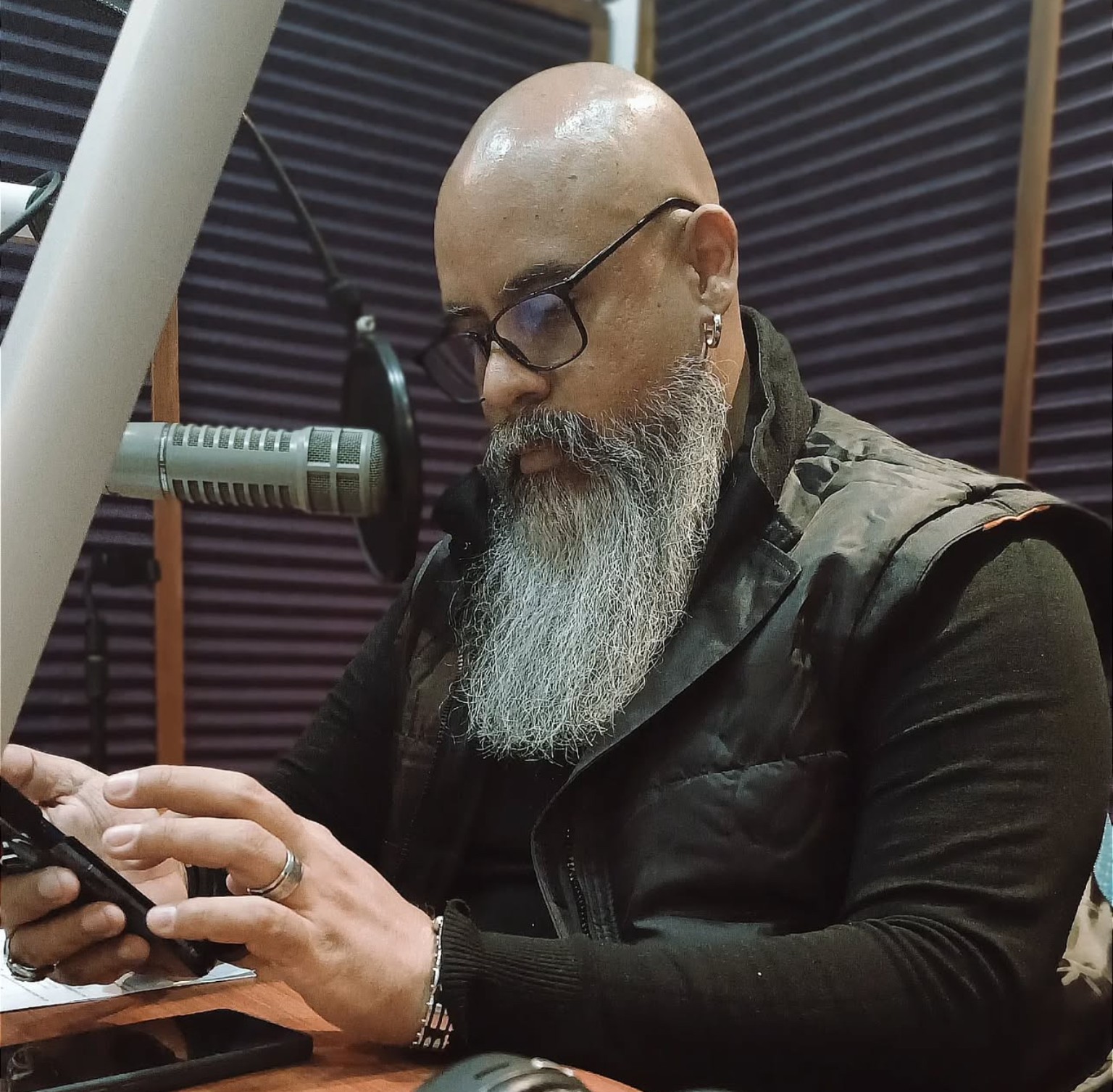 Dorian Ortiz en estudio de voz